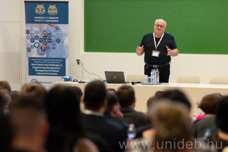 A kar dékánja előadás közben