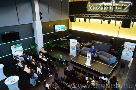 A rendezvény résztvevői fentről fotózva