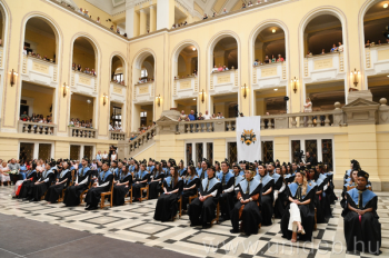 Hallgatók talárban a Díszudvaron a diploma átvétele előtt