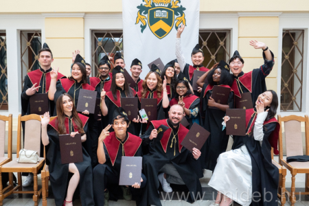Kezdődnek a diplomaosztók