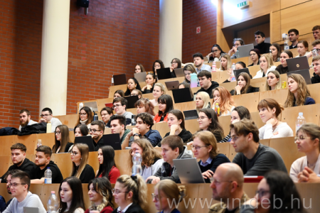 Az ÁJK hallgatói egy nagyelőadóban