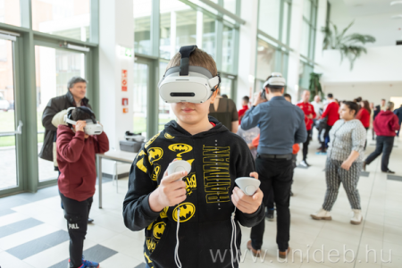 Gyerekek VR szemüvegben