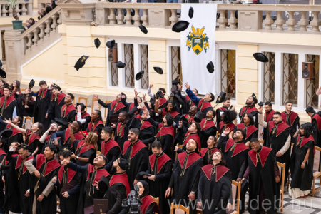 A végzett hallgatók sapkáikat dobálják a levegőbe