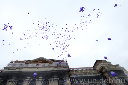 Hallják meg az égiek - Reményt adó lila lufik szálltak az ég felé