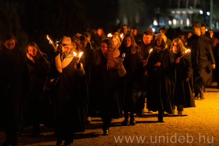 A fáklyás menet tagjai útközben