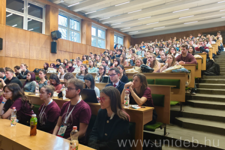 Gyógyszerészhallgatók a megnyitó közben