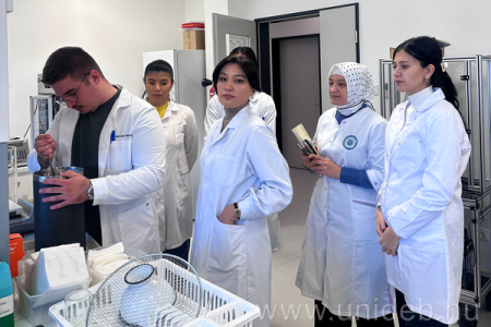 Üzbég kutatók a DE GYTK laborjában