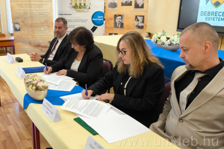 Az aláírás pillanata