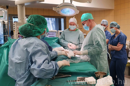 Áttörés az emlősebészetben – radartechnológiával operálnak a debreceni klinikán  