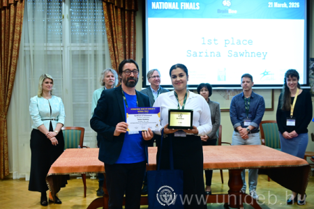 A győztes versenyző a díjjal