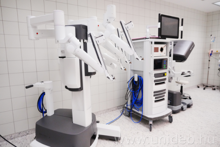 A jövő sebészete: újabb sebészeti robotot adtak át a Debreceni Egyetemen 