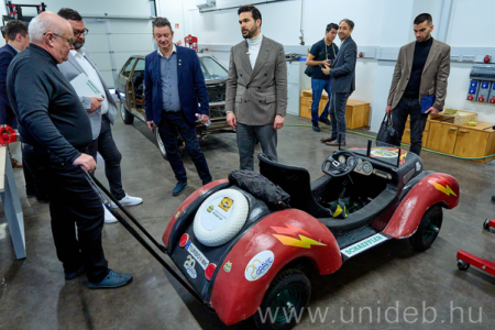 A DE MK hallgatóinak egy korábban készített kisautója