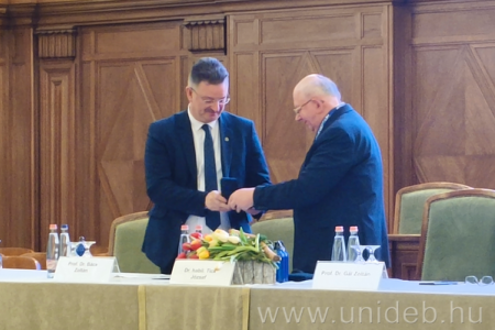 A kanecellár átveszi a díjat