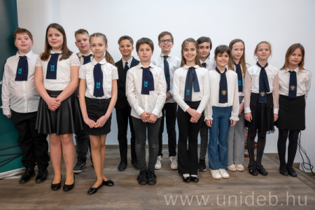 Négyszögletű Kerek PPT: Digitális mesemondók a Szigetben 20260423