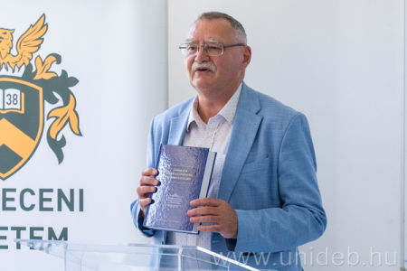 Balázs István professzor a könyvvel