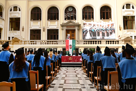A diplomaosztó ünnepség elején