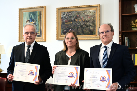 Családbarát elismerést kapott a Klinikai Központ