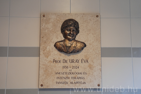 Felavatták Uray Éva domborművét a Debreceni Egyetemen